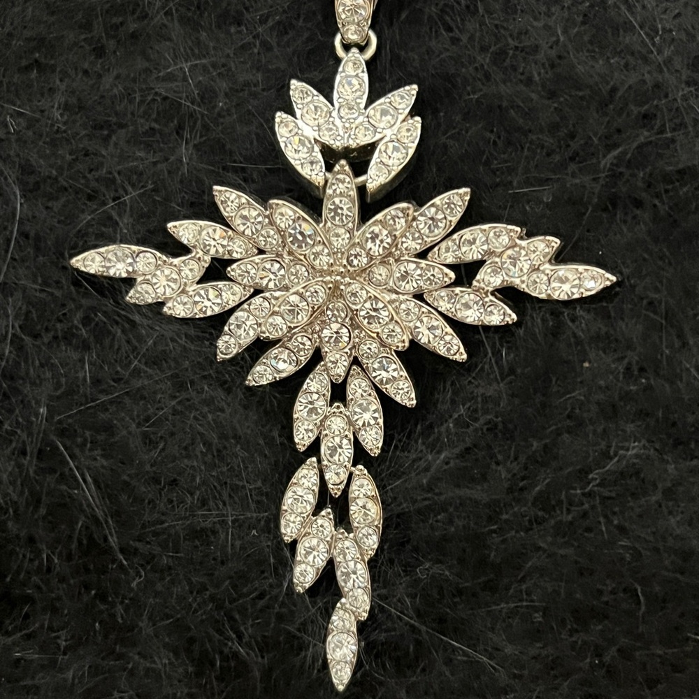 ✝️✝️✝️✝️Sparkling Silver-Tone Cross Pendant Necklace - Crystal Accent - Picture 2 of 8